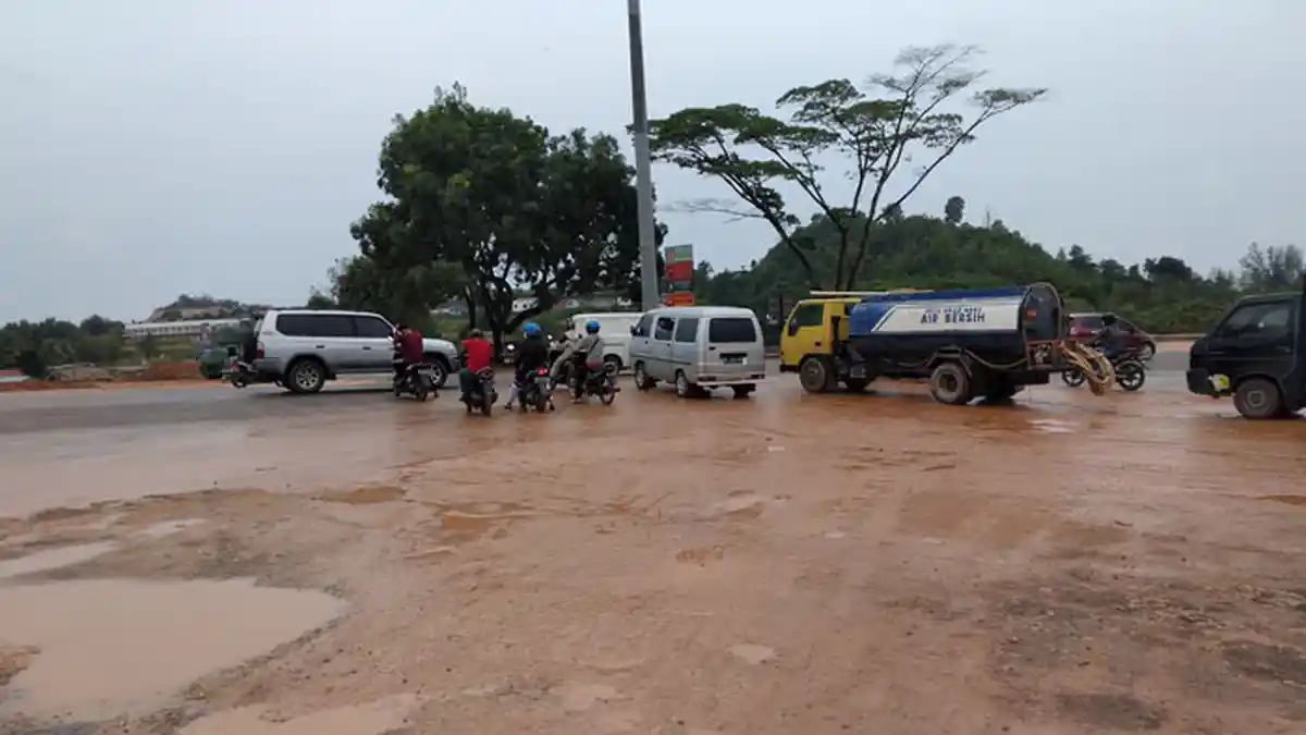 Jalan Simpang Barelang Berlumpur serta Licin saat Hujan, Pengendara Diminta Waspada