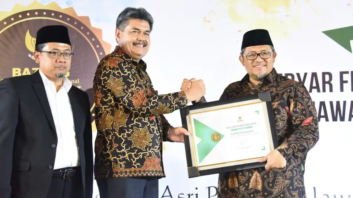 Aher Dianugerahi Tokoh Pelopor Kebangkitan Zakat
