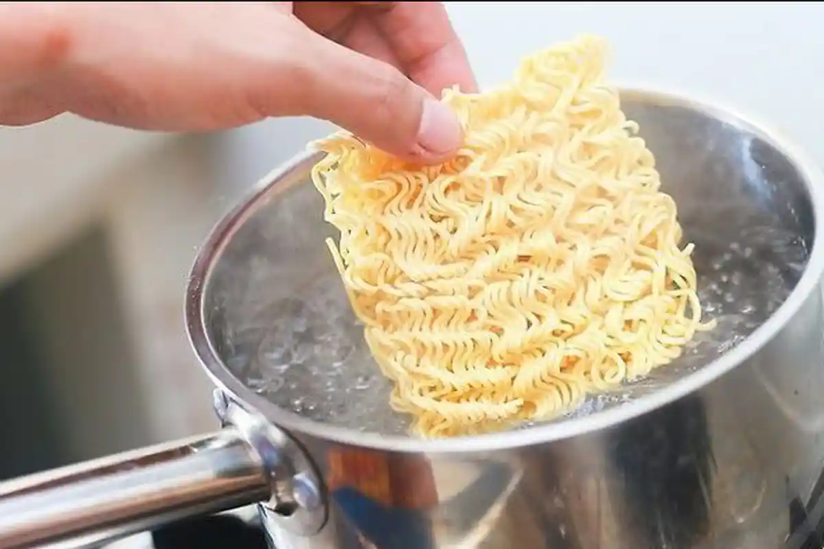 Gemar Makan Mie Instan saat Sahur?, Coba Simak Penjelasan Dokter Ini, serta Efeknya saat Puasa