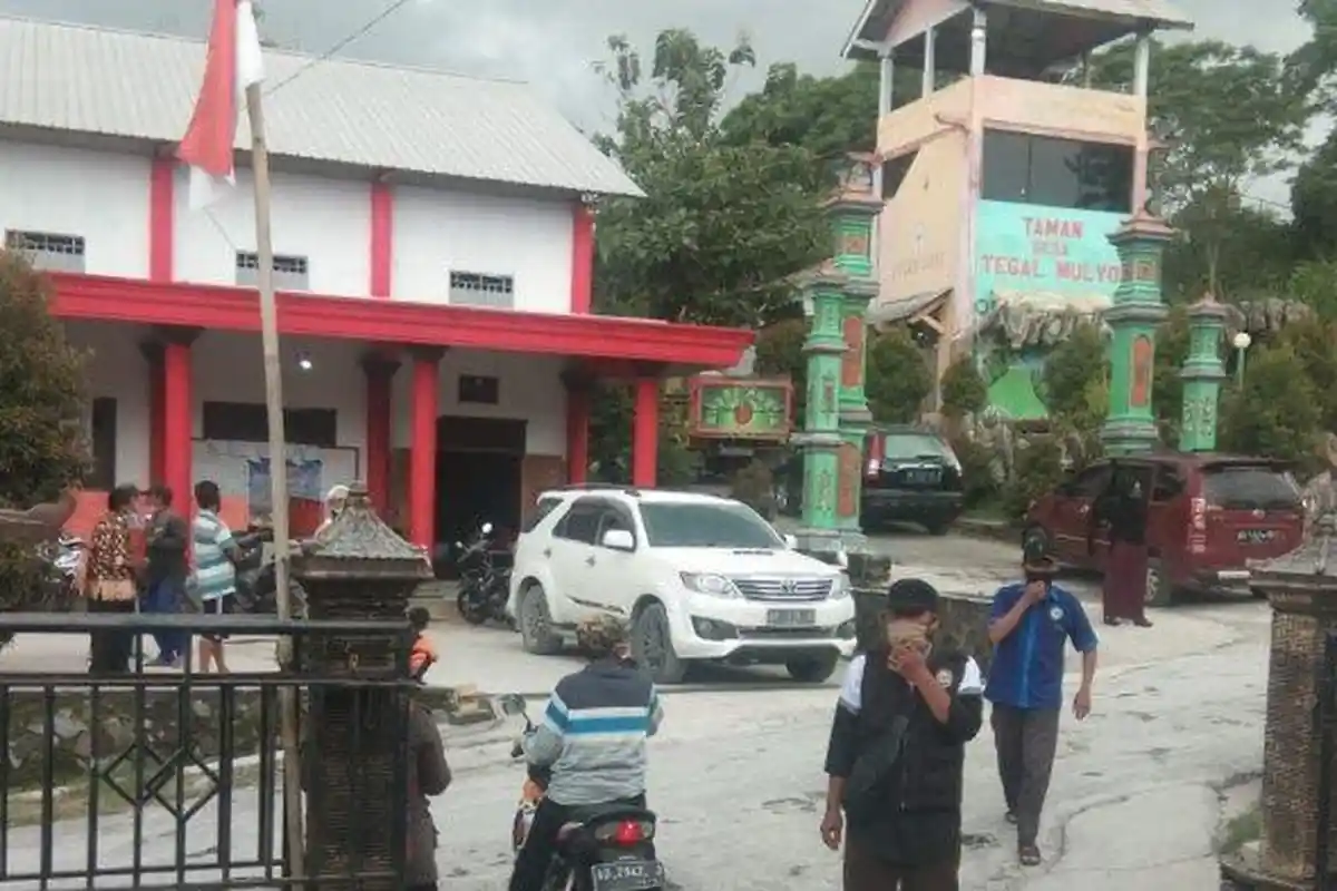 Desa Tegalmulyo Dihujani Abu Vulkanik Erupsi Gunung Merapi, Warga Mengungsi ke Balai Desa