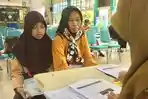 Murid-dan-wali-murid-jalur-afirmasi-saat-datang-ke-posko-SPMB-SMP-Negeri-1-Kota-Batu.jpg