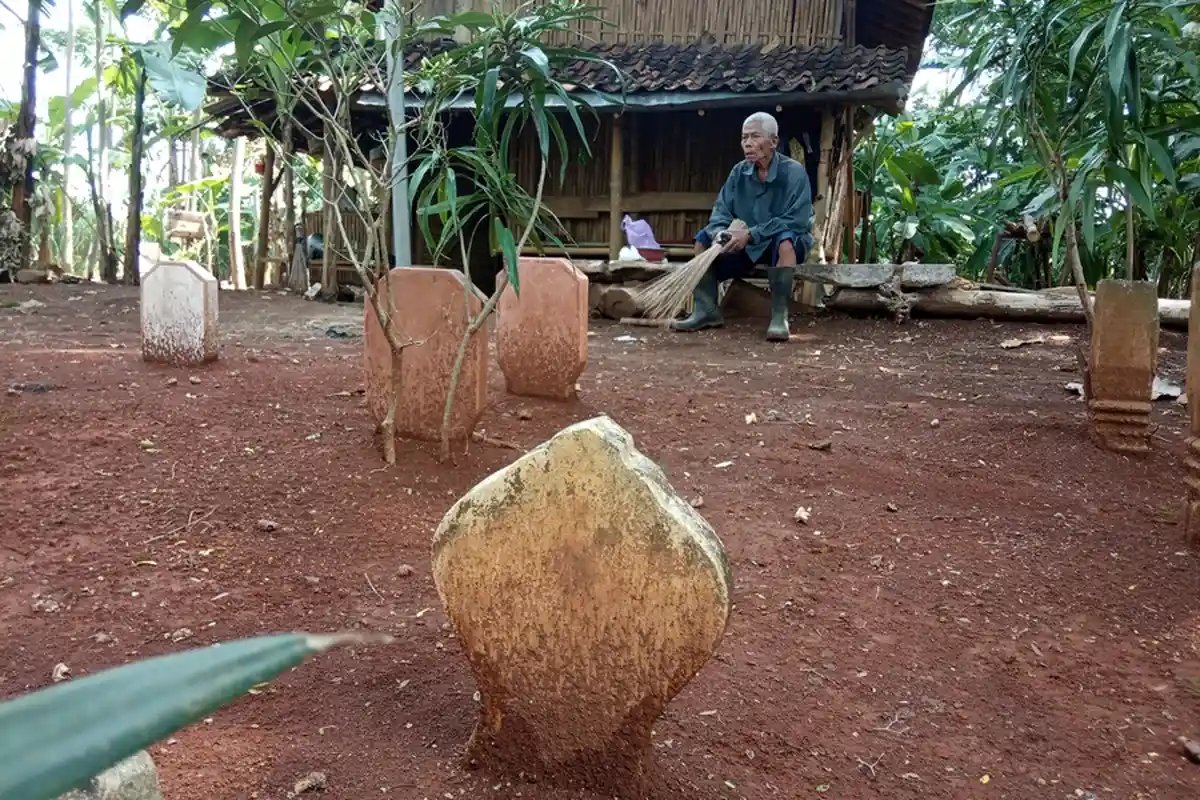 Dialah Mbah Pasran, Tinggal Seorang Diri di Area Makam Desa Puyoh Kudus, Berikut Kisah Sedihnya