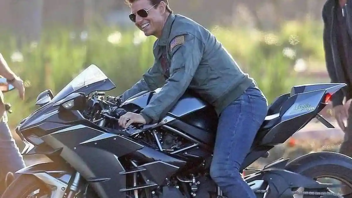 Aksi Nekat Tom Cruise Terjun dari Gunung dengan Motor Saat Syuting 'Mission Impossible 7'