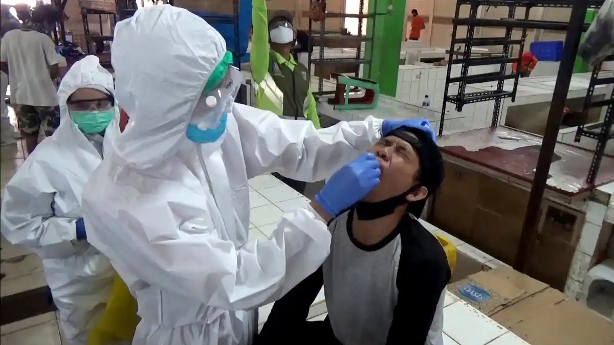 100 Pedagang di Pasar Karbela Setiabudi Jalani Tes Swab Massal