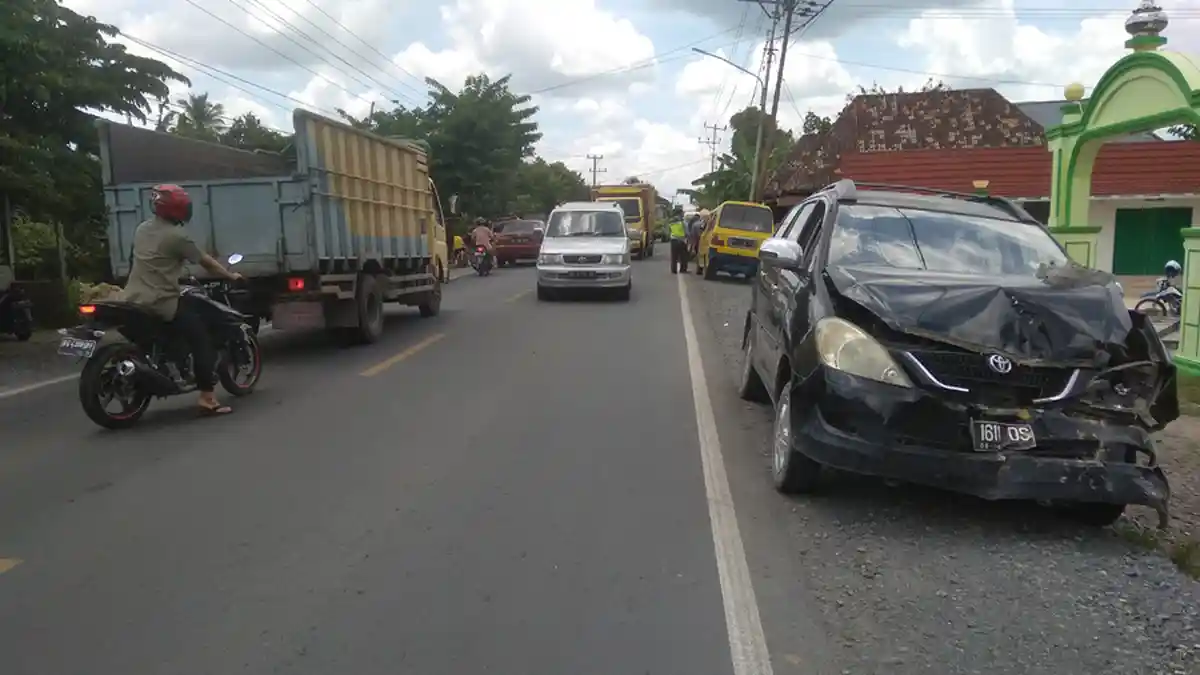 Selamatkan Korban Kecelakaan, Kijang Innova Seruduk Angkot di Jalan Indralaya-Kayuagung