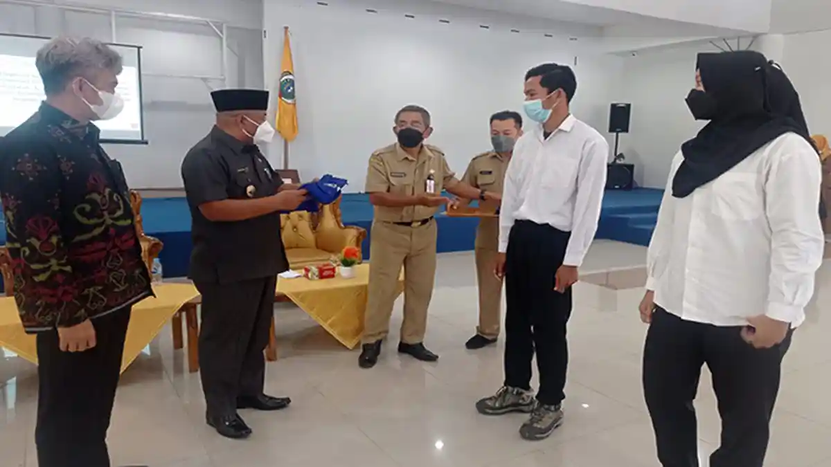 Wabup Mempawah Lepas 60 Mahasiswa Program Pendidikan Setara D1 Vokasi Industri untuk Ikuti Magang
