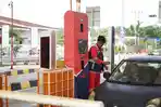 Petugas-dari-Hutama-Karya-melayani-pengguna-Tol-Palembang-Indralaya.jpg
