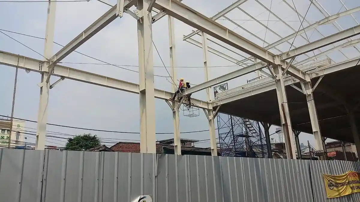 Pejalan Kaki Terganggu Pembangunan Sky Bridge Tanah Abang