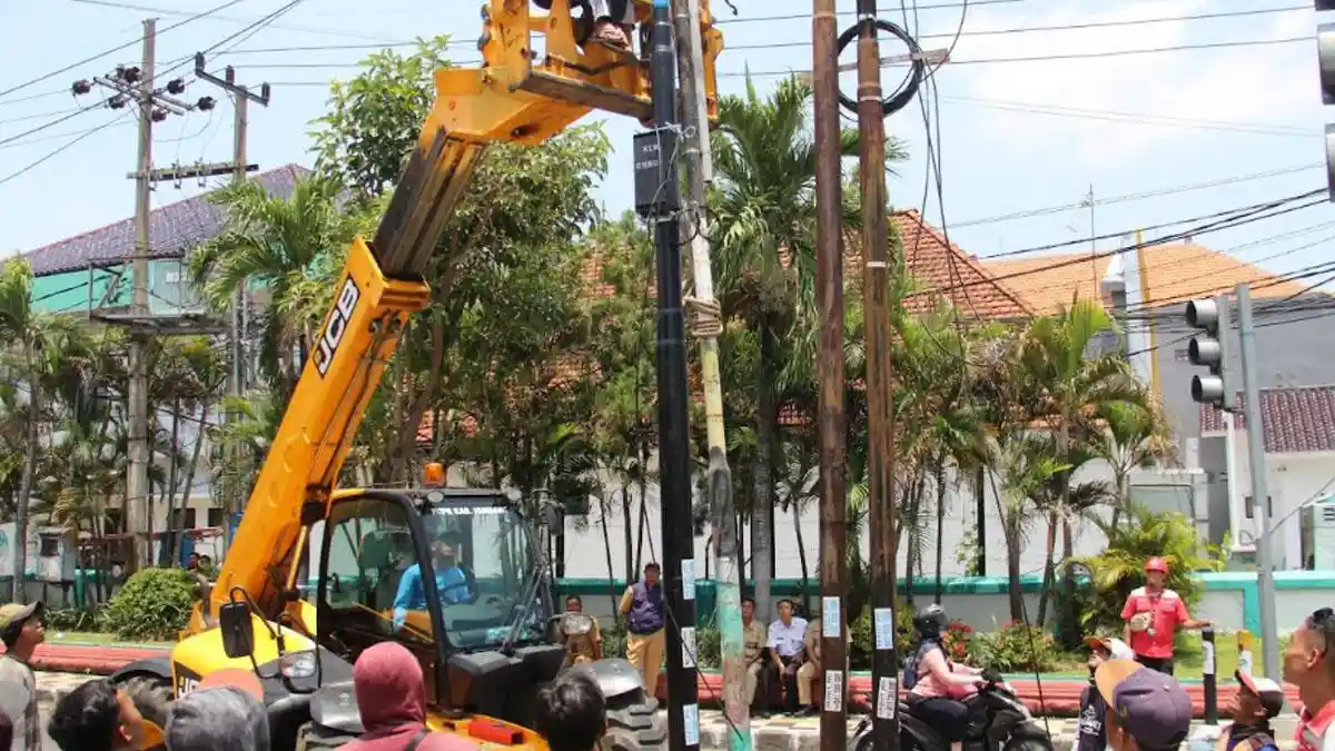 Pemkab Jombang Masih Berburu Tiang FO Liar,  232 Tiang Sudah Ditertibkan