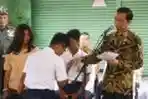 Jokowi Bagikan Kartu Sakti