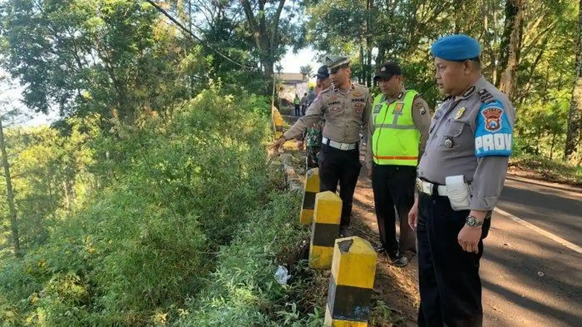 Mobil Rombongan Wisatawan Jatuh ke Jurang saat Menuju Bromo, 8 Korban Kecelakaan Dibawa ke RS