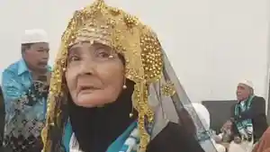 20260611-Nenek-Jumariah-Persembahkan-Sekoper-Oleh-oleh-Haji-untuk-Cucu-Tetangga.jpg