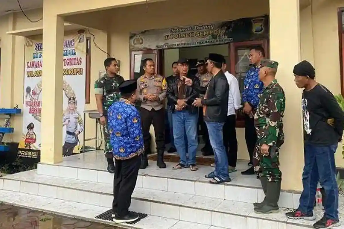 MENCEKAM, Kapolsek Sempol Ijen Iptu Suherdi Ditarik Paksa dari Kantor dan Dibawa ke Desa Kaligedang