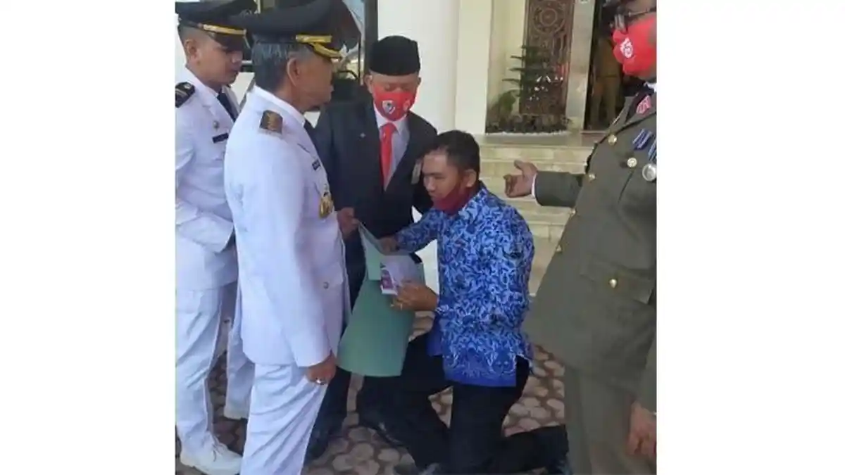 Viral ASN Ini Menangis dan Berlutut di Depan Bupati Aceh Utara, Minta Istrinya Diangkat Jadi Honorer