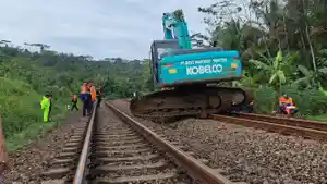 Pengerahan-alat-berat-untuk-membersihkan-material-longsoran-di-jalur-rel.jpg