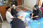 DIKY-CANDRA-TAKZIAH-Plh-Wali-Kota-Tasikmalaya-ke-rumah-jemaah-haji-wafat-3052026-1.jpg