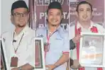 Arsal-Aras-kiri-Sahrul-Sukardi-tengah-Haris-Halim-Sinring.jpg