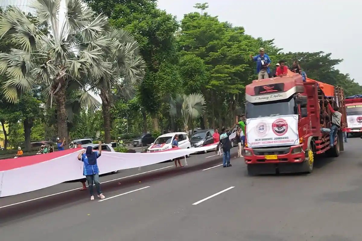 Demo Sopir Truk Bentangkan Bendera Merah Putih Sepanjang 1 Km Mulai, Arak Keranda dari Bundaran Waru