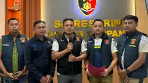 Kasat-Reskrim-Polres-Sampang-Iptu-Nur-Fajri-Alim-menjelaskan-kasus-penyebaran-konten-asusila.jpg