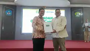 perwakilan-Tanoto-Foundation-serahkan-plakat-kepada-Wakil-Rektor-Universitas-Riau.jpg