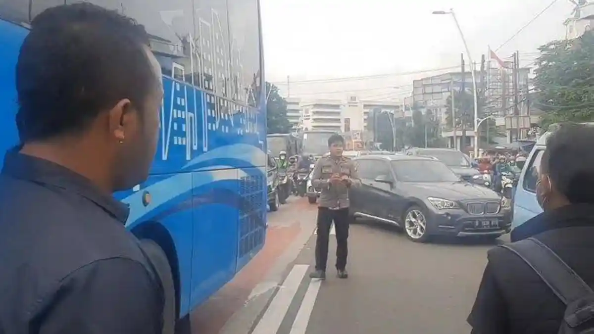 Pria Berseragam Polisi Bertingkah Aneh Lompat dari Angkot hingga Terluka, Diduga Depresi