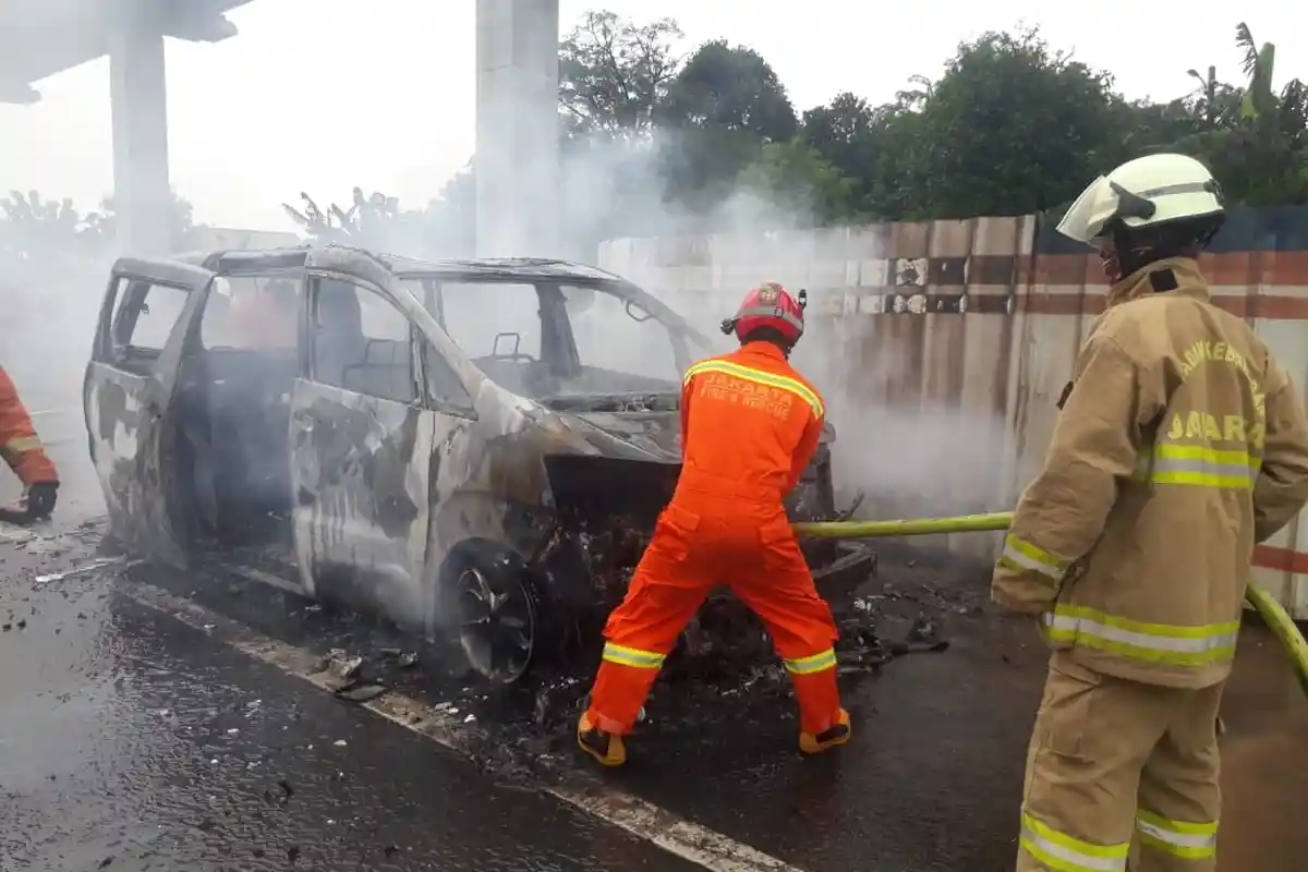 Korsleting Listrik, Mobil Alphard Terbakar Di Tol Arah Bogor-Jakarta