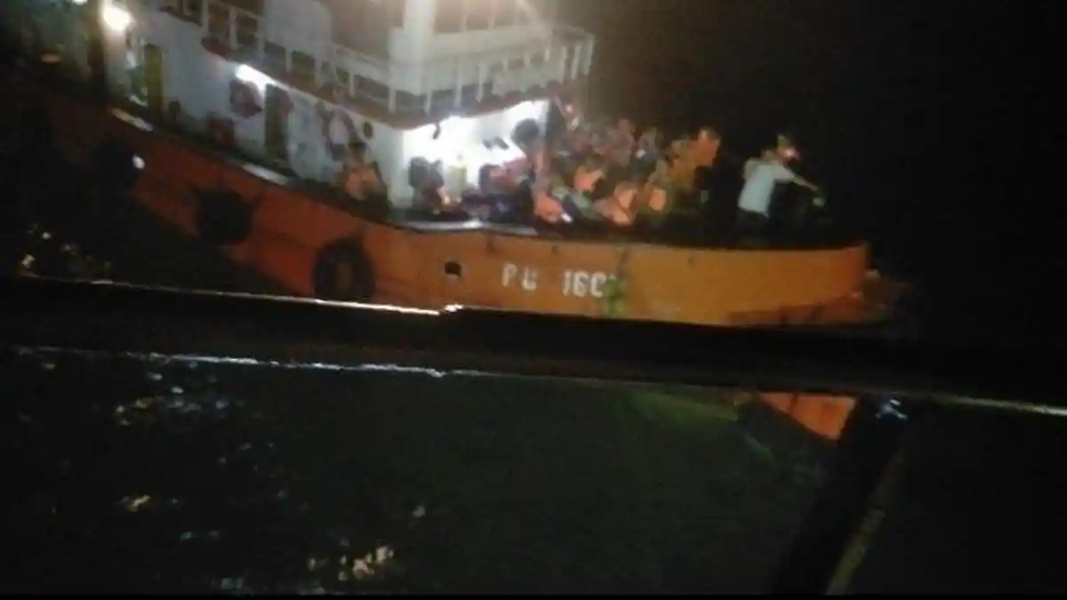 Kapal Kargo Alami Bocor hingga Miring 45 Derajat di Indramayu, Belasan ABK Berhasil Diselamatkan