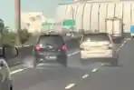 Dua Mobil Saling Pepet di Ruas Tol Arah Kemayoran, Pemicunya Belum Diketahui