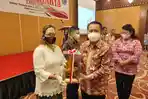 pjs-gubernur-sulut-agus-fatoni-dan-erny-tumundo-menyeramkan-penghargaan-produktivitas-siddhakarya.jpg