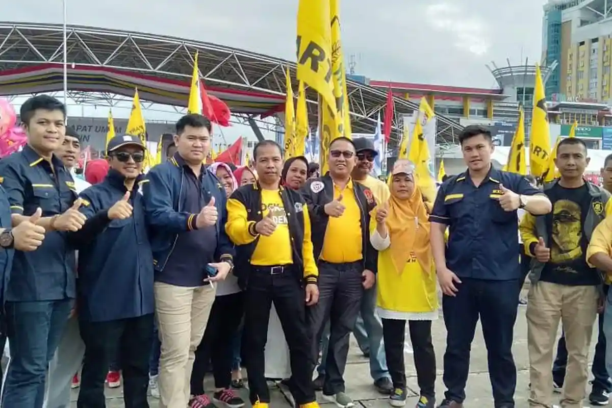 Yakinkan Golkar Makassar Dukung Jokowi, Aru Pimpin Kader di Lapangan Karebosi