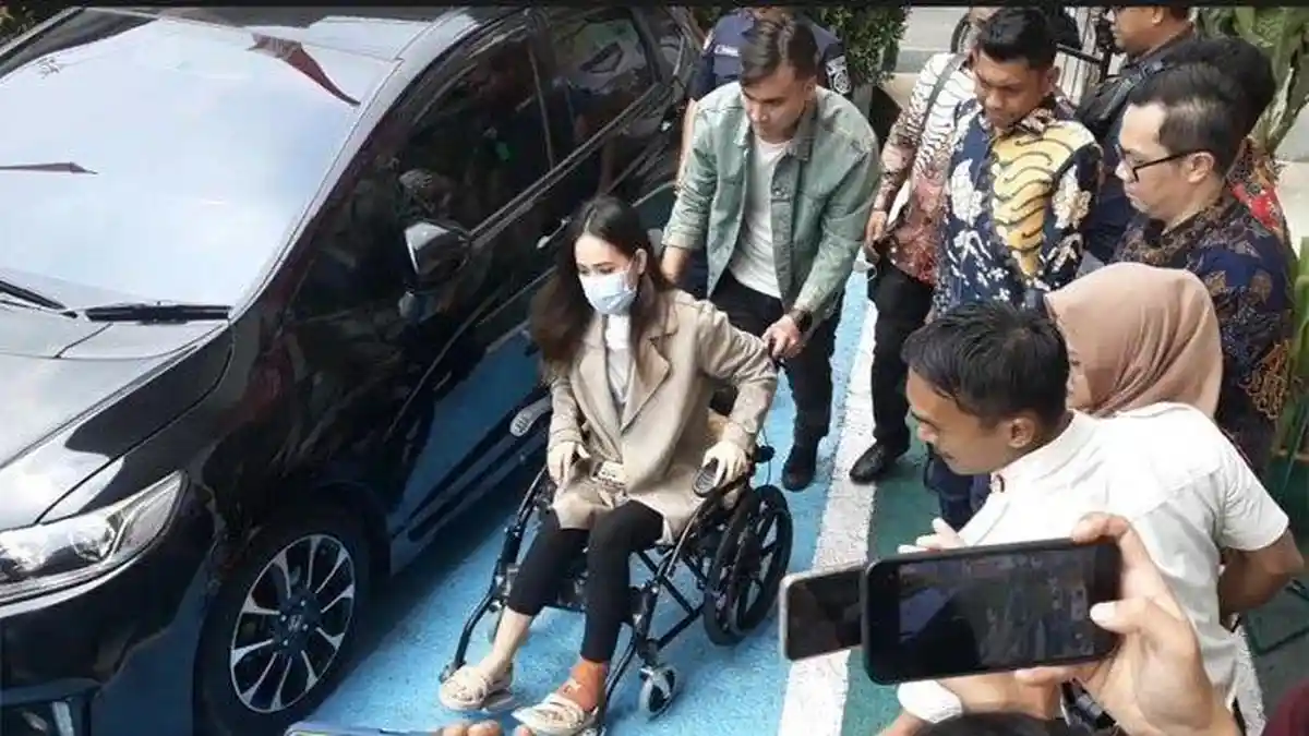 Rendy Kjaernett Dorong Kursi Roda Lady Nayoan, Datang ke Pengadilan Untuk Sidang Cerai