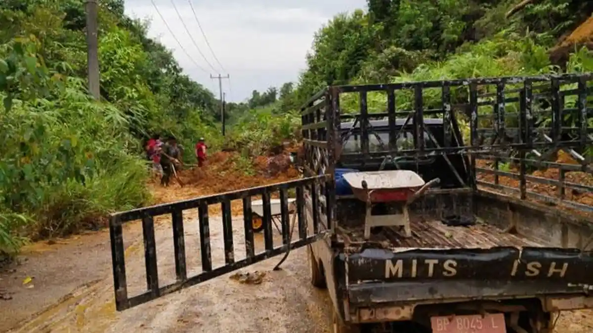 Jalan di Lingga Tertutup Longsor, Warga Desa Tanjung Irat Goro Bersihkan Tanah