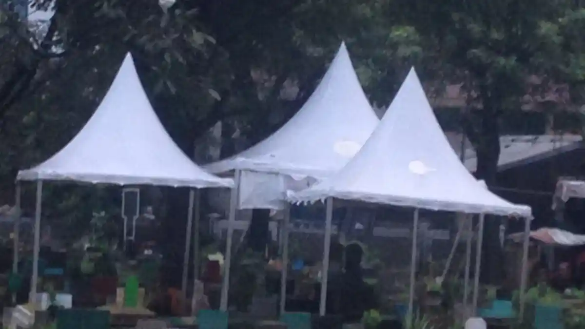 Hujan Deras, Makam Uje Masih Sepi Peziarah