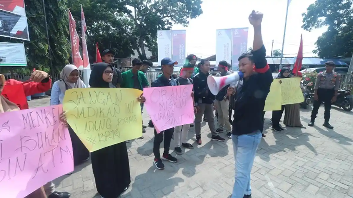 BREAKING NEWS - Mahasiswa Demo Tolak Kenaikan Iuran BPJS