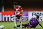 Pemain-Madura-United-Rivera-dihadang-pemain-Rans-Nusantara-FC-Rabu-982023.jpg