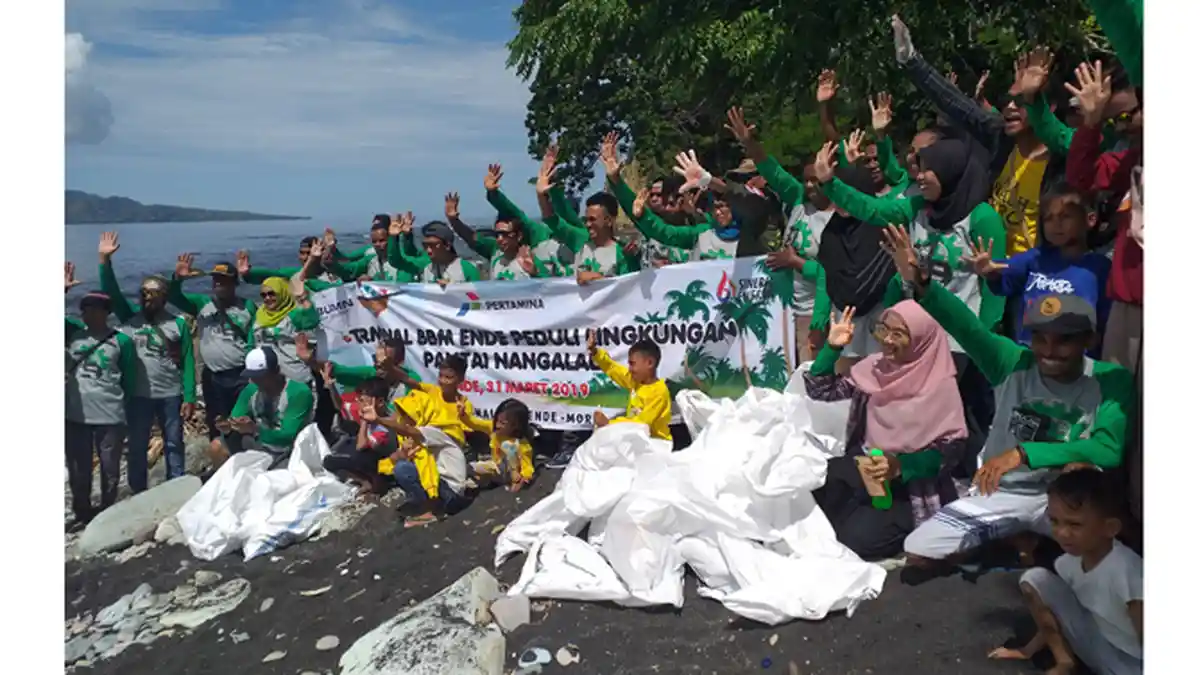 Pertamina Ende Bersama Acil Pungut Sampah di Pantai Nangalala