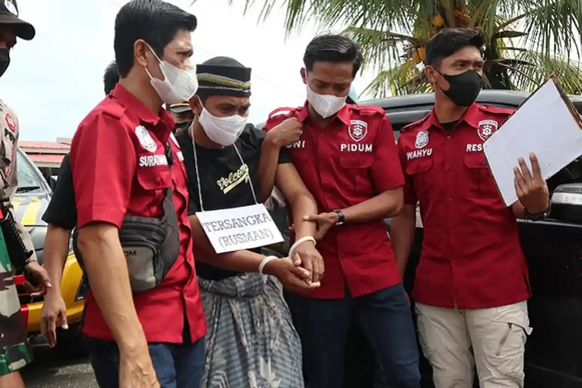 Suami yang Bunuh Istri di Kolaka Utara Memperagakan 26 Adegan Rekonstruksi Sambil Menangis