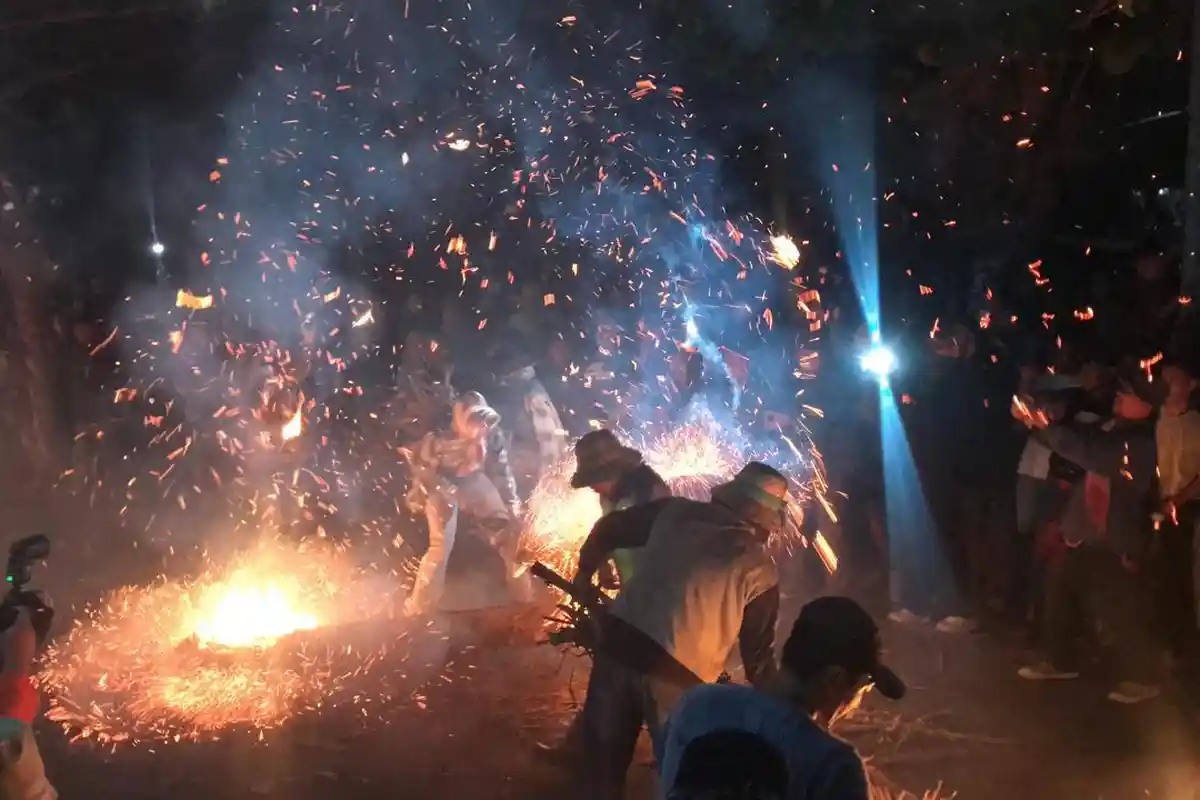 Tradisi Perang Obor di Tegalsambi Jepara, Ada Ritual yang Wajib Dilakukan Pemain agar Tidak Terbakar