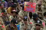 Unjuk Rasa Perangkat Desa di Depan Gedung DPR RI