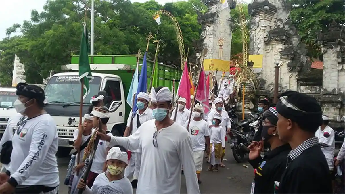 Pujawali di Pura Dalem Sakenan Denpasar, Petugas Imbau Pemedek Terapkan Ini