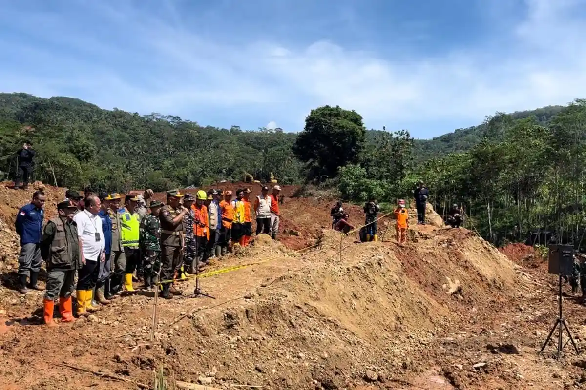 Mendagri Kunjungi Lokasi Longsor Cilacap, Pencarian Korban Diperpanjang Tiga Hari
