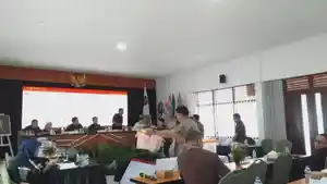 suasana-pleno-rekapitulasi-perolehan-suara-hari-kedua-di-kaJKJH.jpg