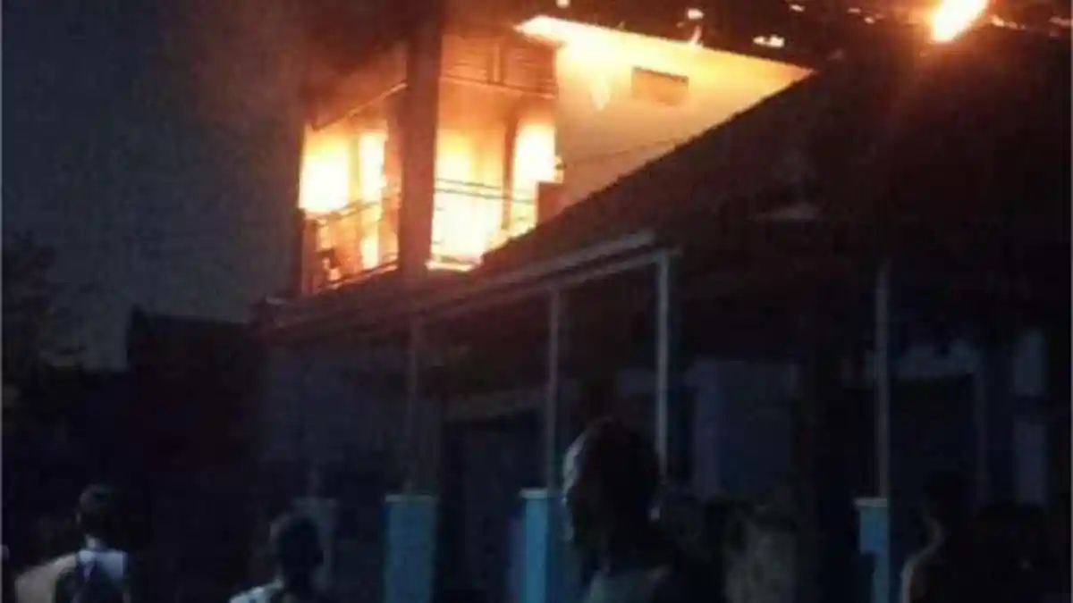 Kebakaran Hebat Rumah Warga di Bojonegoro, 1 Penghuni Sesak Nafas, Segini Kerugiannya