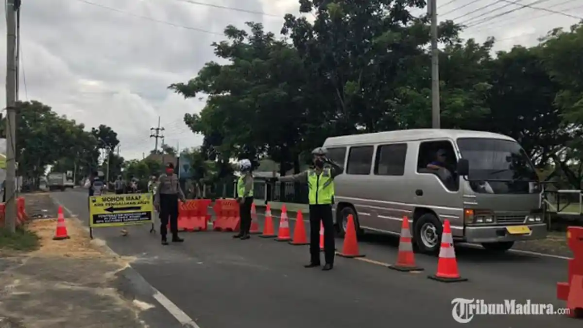 Pintu Masuk Pamekasan Diperketat, Kendaraan Plat Nomor Dalam dan Luar Kota Diperiksa di Check Point