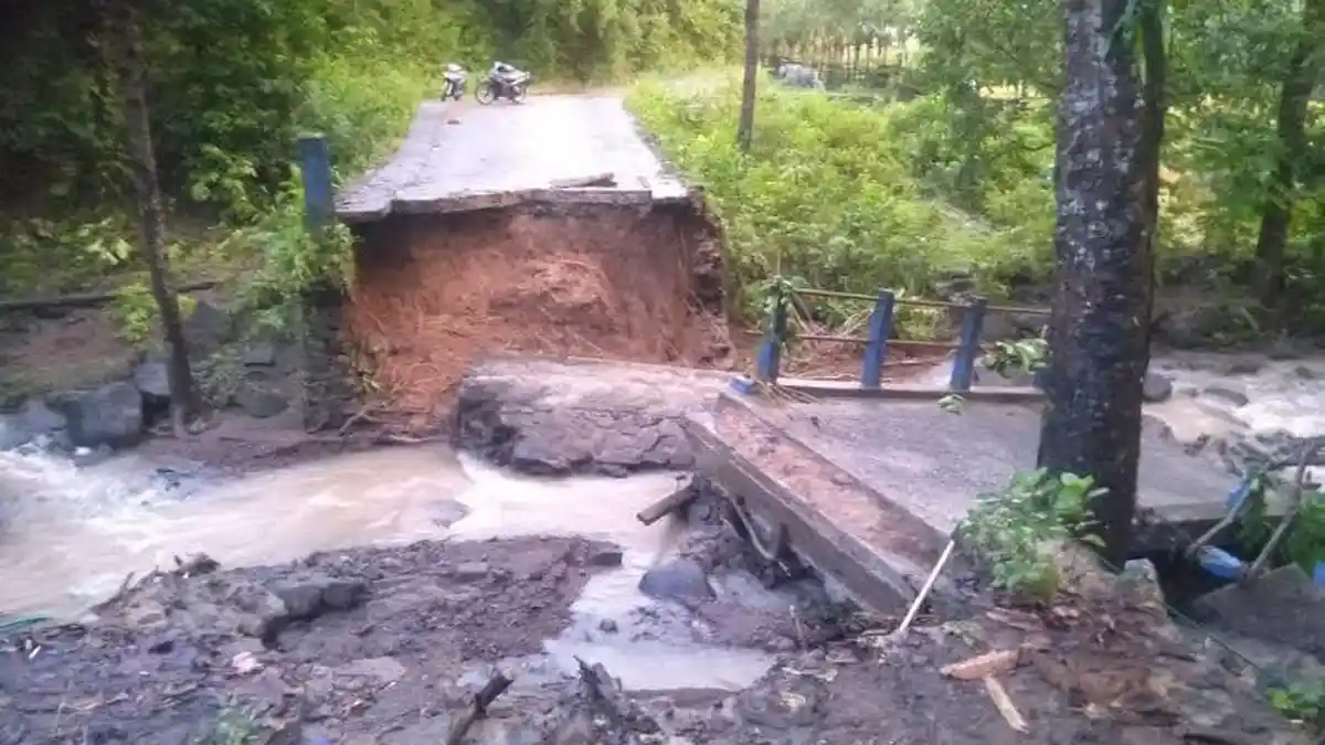Sungai Meluap di Maros, Jembatan Penghubung 2 Desa di Tompobulu Putus Diterjang Air Bah