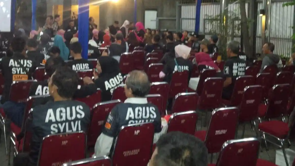 Banyak Bangku Kosong Saat Nobar Debat Terbuka di Posko Pemenangan Agus-Sylvi