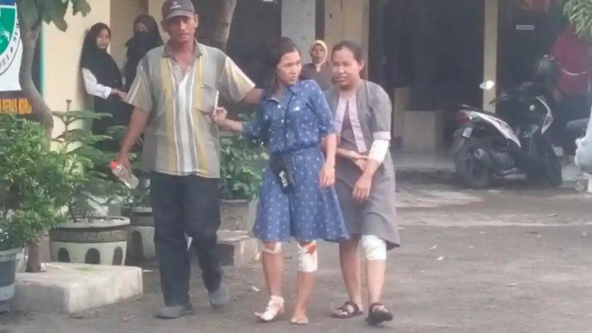 2 Cewek Muda Geber Motor Kejar Penjambret Ponsel, Tendang & Bikin Pelaku Tersungkur Terhimpit Motor