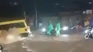Tangkapan-layar-video-banjir-di-kawasan-Puncak-Bogor-tepatnya-di-wilayah-Kecamatan-Cisarua.jpg
