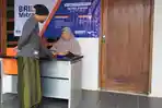 Kisah Agen Mitra UMi di Karawang: Sukses Tambah Penghasilan Sambil Bantu Ekonomi Warga Sekitar