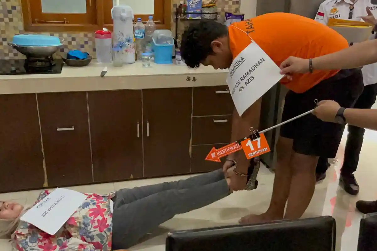 Ibu yang Dibunuh Anaknya di Depok Derita 43 Luka Tusukan, Pelaku Sampai Lupa Saat Peragakan Ulang